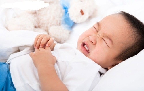 Triệu chứng của thoát vị bẹn là đau đớn, khó chịu và xuất hiện một khối u phồng ở vùng bẹn.
