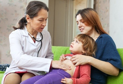 Cùng với đau bụng, hầu hết trẻ em bị viêm ruột thừa thường bị sốt và đau dữ dội khi ấn vào vùng bụng dưới bên phải nhưng sau đó nhanh chóng biến mất.