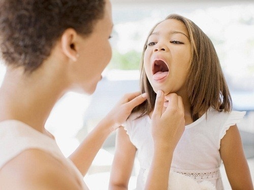 Nếu amidan bị viêm nhiễm nhiều lần hoặc kích thước quá to sẽ gây ra nhiều phiền toái như khó thở, ngưng thở khi ngủ... việc phẫu thuật là rất cần thiết.