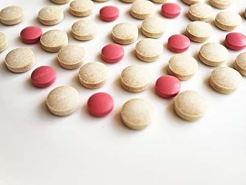 Liệu pháp hormone thay thế có thể được sử dụng để giảm bớt khó chịu do mãn kinh sớm xảy ra ở một số chị em phụ nữ.