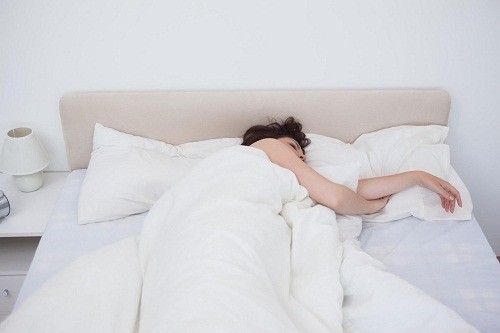 Người bị quai bị không nên đi học, đi làm hay tụ tập chỗ đông người và tránh tiếp xúc với người khác để hạn chế nguy cơ lây bệnh.