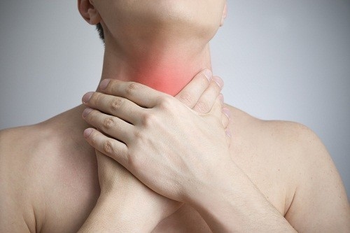 Polyp họng phần lớn là lành tính nhưng có thể gây ra nhiều triệu chứng khó chịu cho người bệnh.