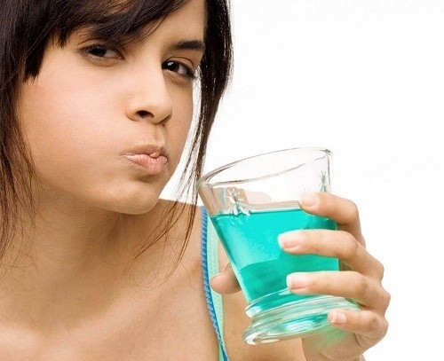 Để nhanh chóng phục hồi, người bệnh có thể áp dụng một số biện pháp tự chăm sóc tại nhà như súc miệng bằng nước muối ấm.