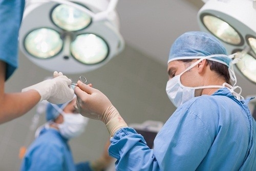 Phẫu thuật là cách chữa bệnh viêm xoang mũi mạn tính được lựa chọn khi người bệnh đã điều trị bằng thuốc kháng sinh nhưng không hiệu quả hoặc đã tiến triển thành biến chứng nghiêm trọng.