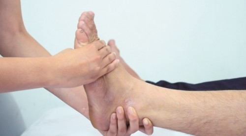 Điều trị mỏi khớp cổ tay cổ chân