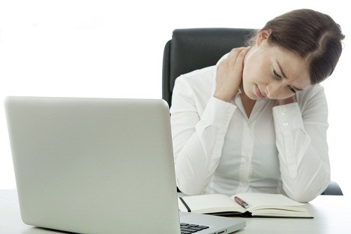Các hoạt động hàng ngày như ngồi trên bàn làm việc trong nhiều giờ liền hoặc ngồi sai tư thế hay nâng vật nặng quá mức có thể gây căng hoặc co thắt cơ, khiến nhiều người cảm thấy mệt mỏi và khó chịu ở cổ. 