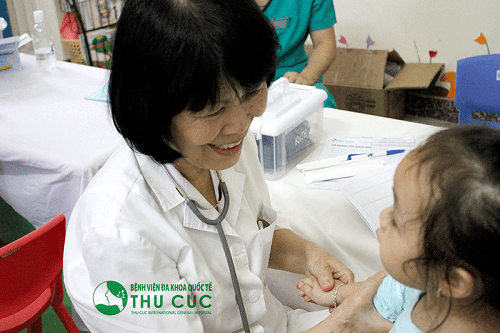 Cha mẹ cần đưa bé tới bệnh viện để được bác sĩ trực tiếp thăm khám và chỉ định điều trị bệnh 