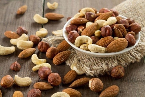 Hạnh nhân và các loại hạt khác cũng tốt cho hệ tuần hoàn vì chúng có chứa nhiều vitamin E tốt cho tim và chất béo không bão hòa đơn.