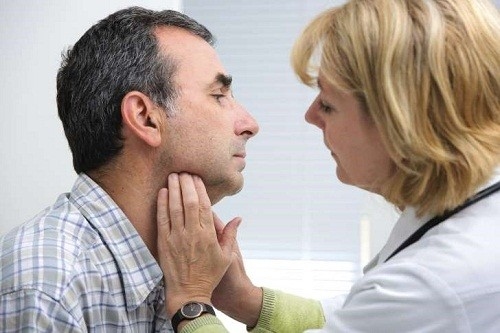 Người bệnh viêm tuyến giáp mạn tính cần đi khám để được các bác sĩ chẩn đoán chính xác tình trạng và mức độ bệnh, từ đó có cách điều trị triệt để