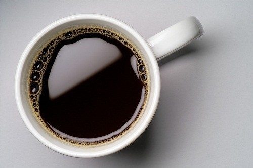 Được tìm thấy nhiều trong cà phê, trà và soda, caffeine là một chất kích thích có ảnh hưởng đến hệ thần kinh, làm tăng nhịp tim. 