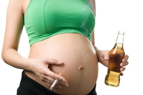 Phụ nữ hút thuốc có thể bị nhau tiền đạo.