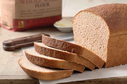 Bánh mì ngũ cốc nguyên hạt, trái cây, rau quả và các nguồn protein nạc như thịt gà, cá, đậu phụ... có thể giúp ngăn chặn các triệu chứng hạ đường huyết phản ứng.