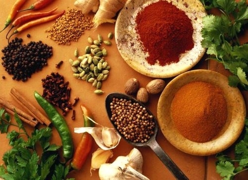 Các gia vị cay như gừng, tiêu, ớt… đều gây khó chịu cho cơ thể, làm bệnh trĩ nặng hơn