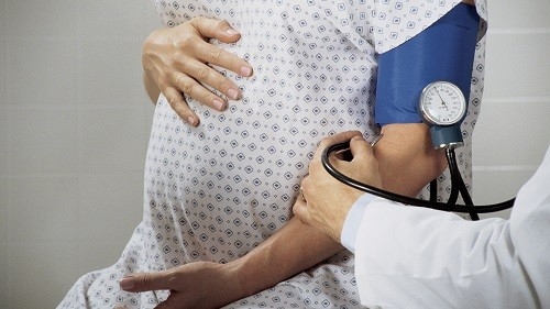 Huyết áp cao là một dấu hiệu của nhiễm độc thai nghén hay tiền sản giật. 