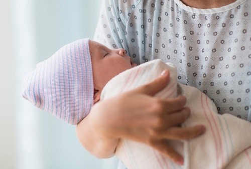 Bé quá nặng có thể khiến việc sinh đẻ của người mẹ gặp nhiều khó khăn.