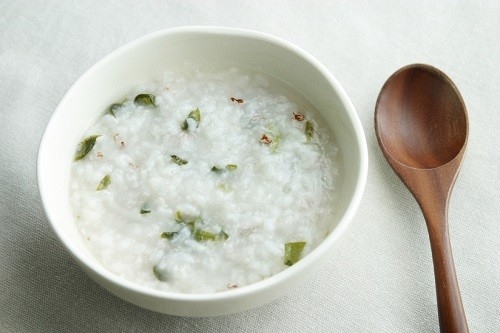 Bởi vì cổ bị cứng và đau nên người bệnh được khuyến cáo chỉ nên ăn thực phẩm mềm và dễ nuốt.