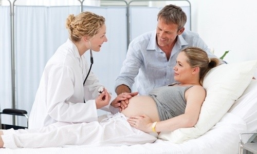 Tham khảo ý kiến bác sĩ về chế độ dinh dưỡng phù hợp và khám thai thường xuyên nhằm theo dõi tình trạng sức khỏe