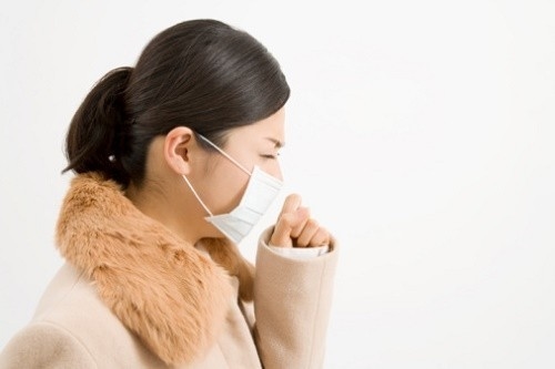 Để phòng lao phổi tái phát cần tránh nguồn lây bệnh bằng việc cách ly hoàn toàn với người mắc bệnh, sử dụng khẩu trang y tế khi tiếp xúc với người bệnh