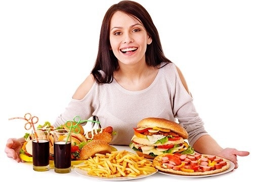 Người bệnh sau mổ ruột thừa cần tránh các thực phẩm chế biến sẵn, nhiều dầu mỡ...không tốt cho sức khỏe