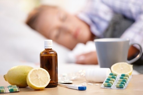 Khi xuất hiện các triệu chứng của cúm, người bệnh nên ở nhà và tránh tiếp xúc với người khác ngoại trừ các đối tượng đặc biệt cần điều trị y tế.