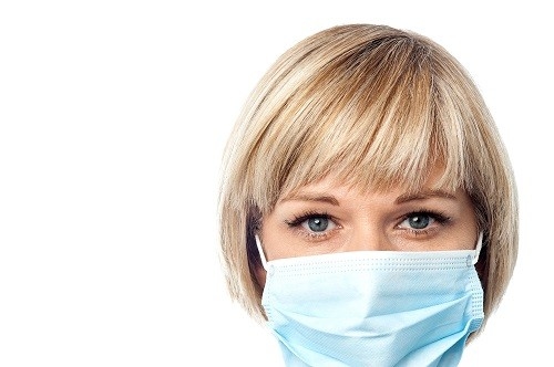 Nếu phải rời khỏi nhà, hãy đeo khẩu trang, che miệng khi ho và hắt hơi vào khăn giấy. 
