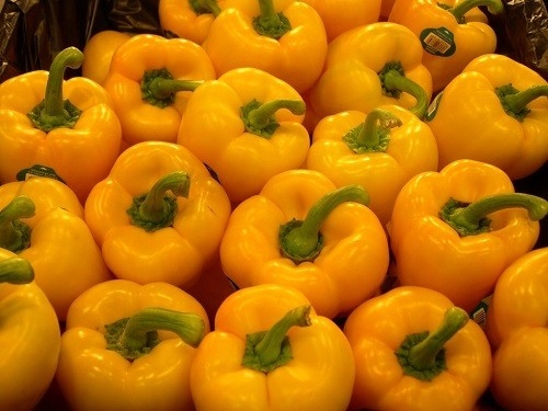 Vitamin C không chỉ có nhiều trong các loại quả có múi như cam, quýt mà còn ở ớt chuông vàng và ổi.