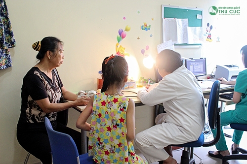 Cha mẹ cần đưa trẻ đi khám và tuân thủ theo chỉ định của bác sĩ để hỗ trợ điều trị nhanh chóng bệnh