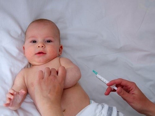 Cần tiêm phòng đầy đủ cho trẻ để ngăn ngừa nguy cơ mắc các bệnh lý khác nhau, trong đó có viêm phế quản phổi