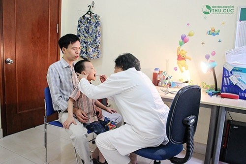 Cha mẹ cần đưa trẻ đi khám và điều trị nhanh chóng bệnh, tránh biến chứng nguy hiểm