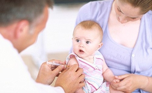 Tiêm vắc xin là cách giúp bảo vệ cơ thể trẻ khỏi những bệnh lý về hô hấp, trong đó có viêm phế quản