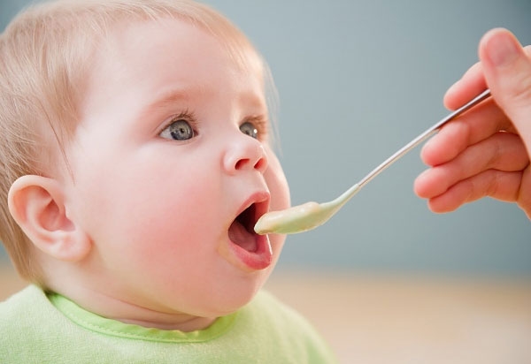 Mẹ cần lưu ý nhất là việc bổ sung dầu ăn cho bé ăn dặm.