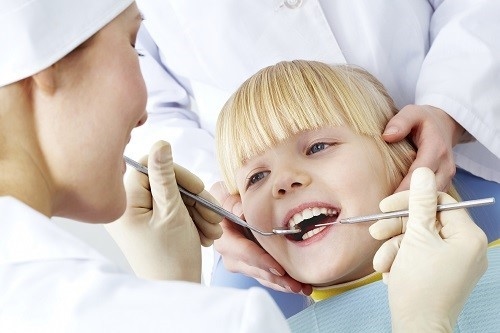 Tốt nhất cha mẹ vẫn nên đưa trẻ tới bệnh viện để kiểm tra xác định nguyên nhân gây đau răng và có biện pháp điều tri phù hợp. 