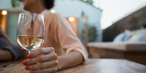 Một trong những triệu chứng chính của bệnh gan do rượu là khô miệng. 