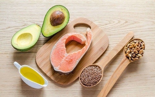 Cá hồi, cá ngừ và các loại hạt đều chứa một số lượng đáng kể các axit béo omega - 3.