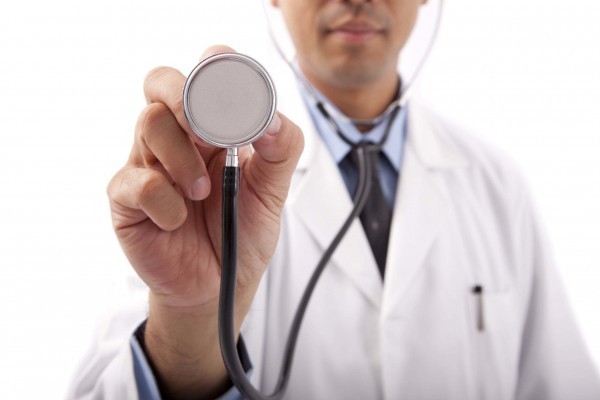 Nếu tim đập nhanh vẫn tiếp tục diễn ra kèm theo các triệu chứng khác như đau ngực và khó thở, nên tới bệnh viện ngay để kiểm tra và tư vấn điều trị phù hợp.