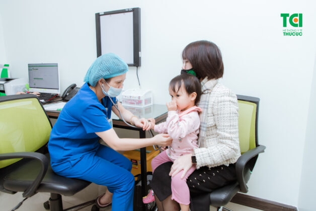Thăm khám và điều trị viêm phổi với chuyên gia để hạn chế biến chứng