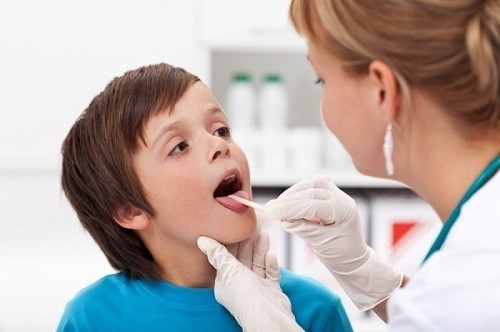 Người bệnh cần đi khám khi hơi thở hôi kéo dài để được chẩn đoán và điều trị đúng bệnh