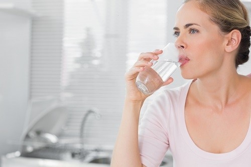 Uống nhiều nước là một cách đơn giản để phòng chống chuột rút vào ban đêm.