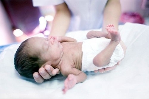 Thai nhi chậm tăng trưởng trong tử cung cũng có liên quan đến sinh non tự nhiên hoặc chỉ định chấm dứt thai kỳ khi thai non tháng.