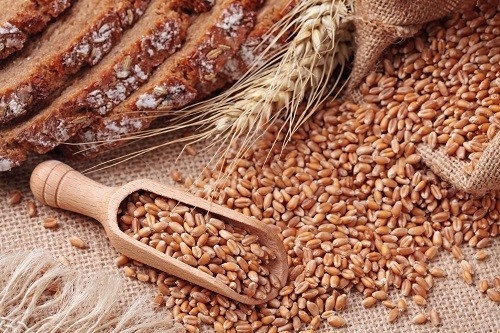 Ngũ cốc nguyên hạt cung cấp nhiều chất xơ, protein và vi chất dinh dưỡng hơn so với ngũ cốc tinh chế như bột mỳ trắng. 