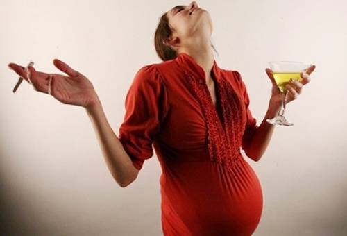 Rượu sẽ tác động trực tiếp lên thai nhi thông qua đường máu của mẹ và có nguy cơ sinh con dị tật