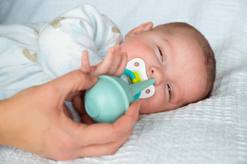Việc rửa mũi quá nhiều cũng là một sai lầm mà nhiều cha mẹ mắc phải
