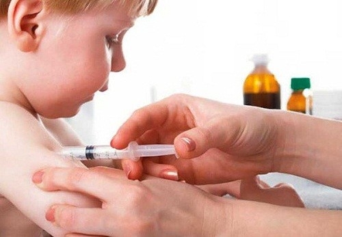Cần đưa trẻ đi tiêm vắc-xin đầy đủ nhằm phòng tránh các bệnh lây nhiễm cho trẻ, trong đó có viêm phổi