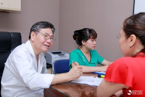 BS. Đoàn Hữu Nghị trực tiếp tư vấn tầm soát ung thư tại Bệnh viện Đa khoa Quốc tế Thu Cúc.