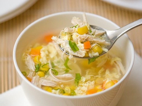Súp gà vừa là phương thuốc hiệu quả để chữa cảm lạnh và viêm họng. Chất sodium trong nước súp có chứa các chất kháng viêm hiệu quả và mang lại cảm giác dễ chịu cho bạn khi ăn.