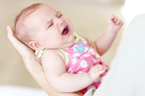 Khi trẻ bị viêm phổi sẽ có triệu chứng thở nhanh và thở gấp