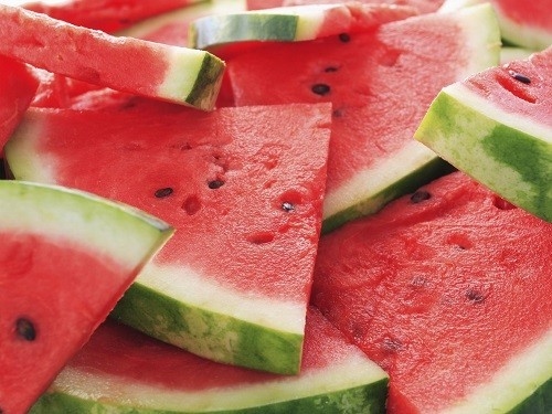 Lycopene có trong dưa hấu giúp da mượt mà và bảo vệ trước tác hại của tia cực tím từ mặt trời