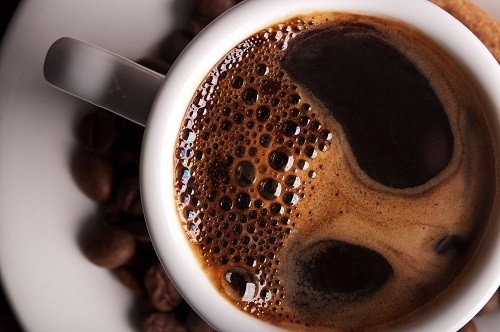 Nếu uống quá nhiều caffeine lại gây ra tác dụng ngược lại, khiến cơn đau nửa đầu xuất hiện về sau