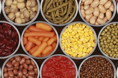 Các loại đồ hộp, thức ăn chế biến sẵn hay chứa nhiều muối và thường bị mất đi nhiều loại vitamin, khoáng chất cần thiết trong quá trình chế biến