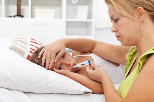 Trẻ bị hen suyễn thường có triệu chứng sốt cao